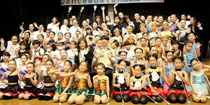 バトントワーリング発表会の集合写真(滋賀県彦根市)
